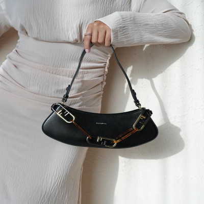 ‎ شنطة نسائية باللون الأسود