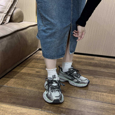 ‎ حذاء نسائي أنيق باللون الرمادي