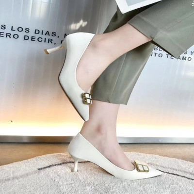 ‎ حذاء نسائي بكعب باللون الأبيض