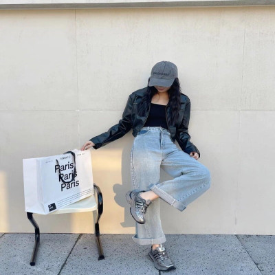 ‎ حذاء نسائي عصري باللون الرمادي