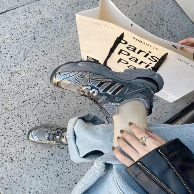 ‎ حذاء نسائي عصري باللون الرمادي