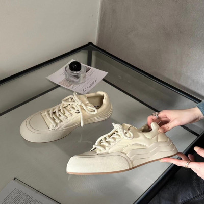 ‎ حذاء نسائي عصري باللون البيج