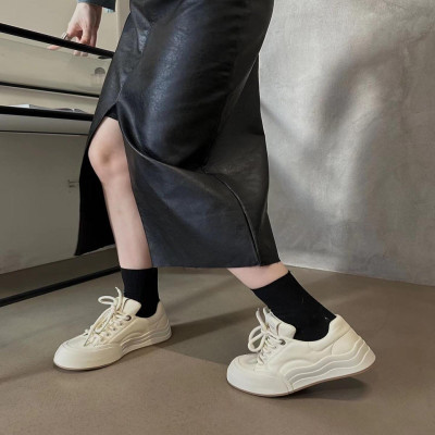 ‎ حذاء نسائي عصري باللون البيج