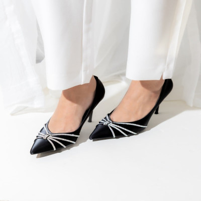 ‎ حذاء نسائي بكعب عالي باللون الأسود