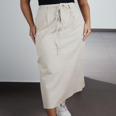 ‎ تنورة نسائية بتصميم أنيق بلون بيج