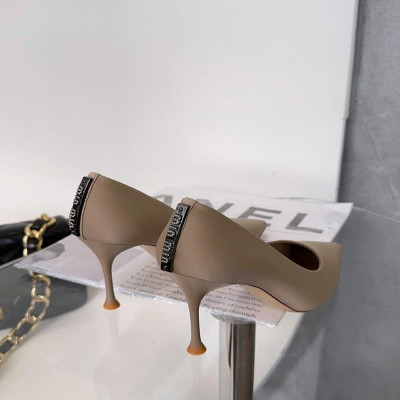 ‎ حذاء نسائي بكعب كلاسيك بلون بني