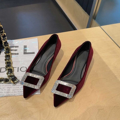 ‎ حذاء نسائي عصري باللون العودي