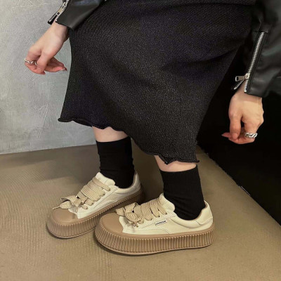 ‎ حذاء نسائي عصري بلون بني