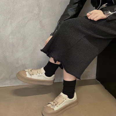 ‎ حذاء نسائي عصري بلون بني