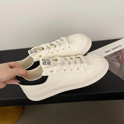 ‎ حذاء نسائي عملي باللون الأبيض و الأسود