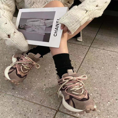 ‎ حذاء نسائي مميز باللون البني