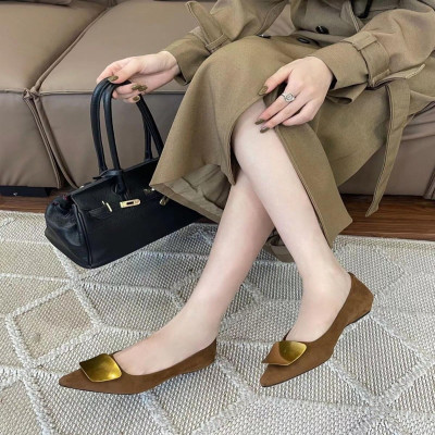 ‎ حذاء نسائي عصري باللون البني