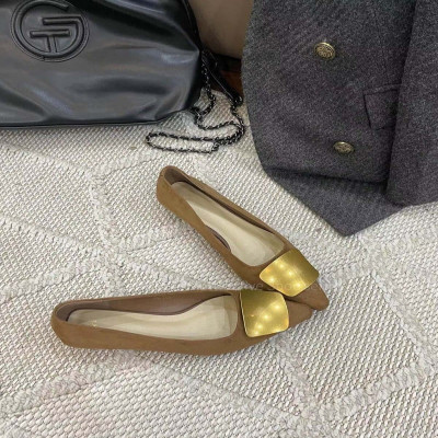 ‎ حذاء نسائي عصري باللون البني