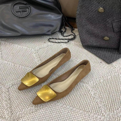 ‎ حذاء نسائي عصري باللون البني