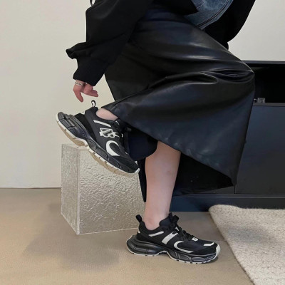 ‎ حذاء نسائي عصري باللون الأسود