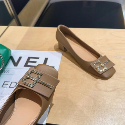 ‎ حذاء نسائي بكعب كلاسيك بلون بني