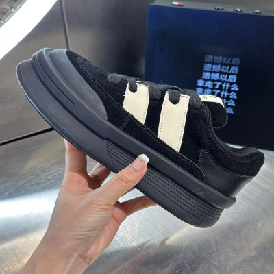 ‎ حذاء نسائي عملي باللون الأسود