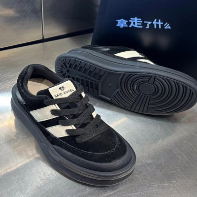 ‎ حذاء نسائي عملي باللون الأسود