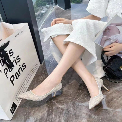 ‎ حذاء نسائي بكعب عالي باللون الفضي