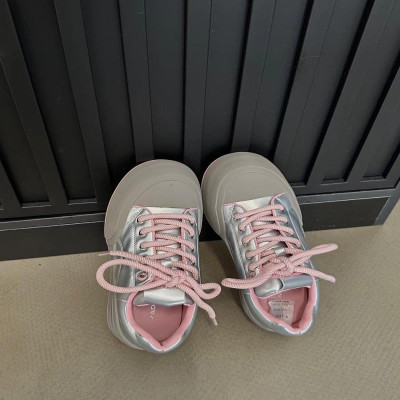 ‎ حذاء نسائي عصري باللون الفضي