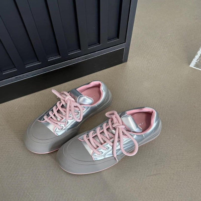 ‎ حذاء نسائي عصري باللون الفضي