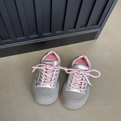 ‎ حذاء نسائي عصري باللون الفضي