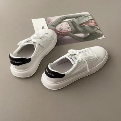 ‎ حذاء نسائي عملي باللون الأبيض و الأسود