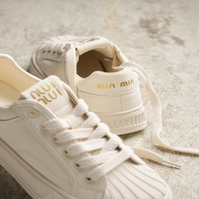 ‎ حذاء نسائي عملي باللون الأبيض