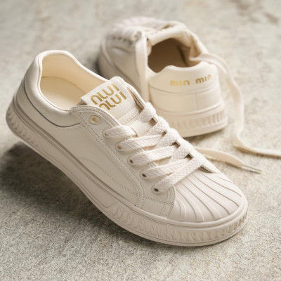 ‎ حذاء نسائي عملي باللون الأبيض