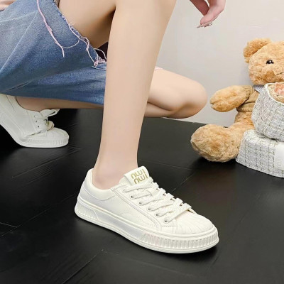 ‎ حذاء نسائي عملي باللون الأبيض