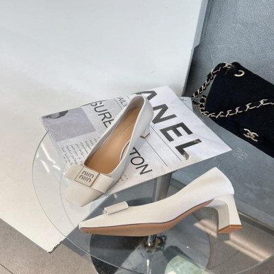 ‎ حذاء نسائي أنيق بلون أبيض