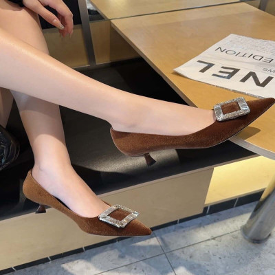 ‎ حذاء نسائي عصري باللون البني