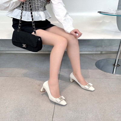 ‎ حذاء نسائي أنيق بلون أبيض