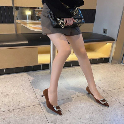 ‎ حذاء نسائي عصري باللون البني