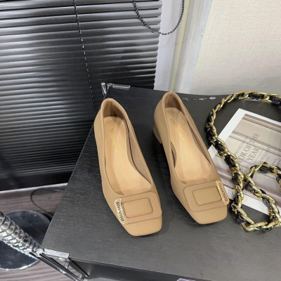 ‎ حذاء نسائي بكعب كلاسيك بلون بني