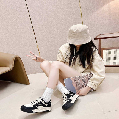 ‎ حذاء نسائي عملي باللون الأسود و الأبيض