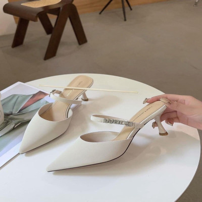 ‎ حذاء نسائي مميز باللون الأبيض