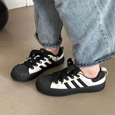 ‎ حذاء نسائي عملي باللون الأبيض و الأسود