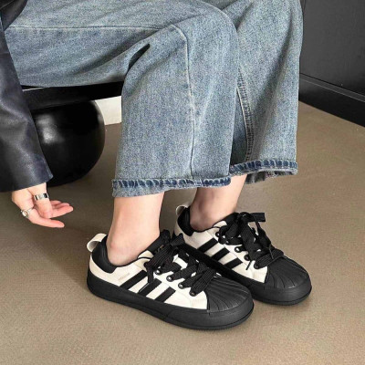 ‎ حذاء نسائي عملي باللون الأبيض و الأسود