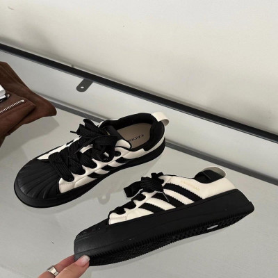 ‎ حذاء نسائي عملي باللون الأبيض و الأسود