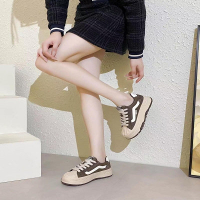 ‎ حذاء نسائي عملي باللون البني