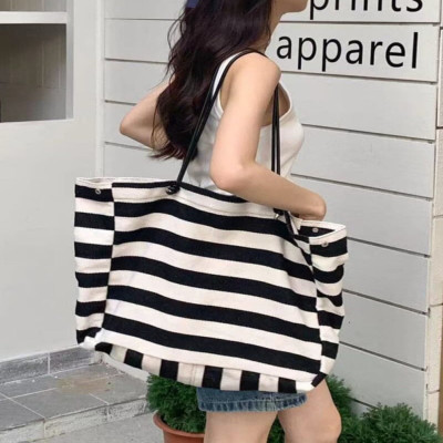 ‎ شنطة نسائية قماش بلون أبيض وأسود