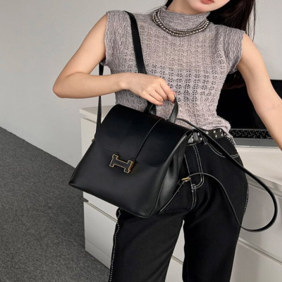 ‎ شنطة ظهر نسائية جلد بلون أسود