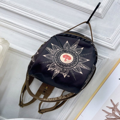 ‎ شنطة ظهر نسائية بتصميم عصري