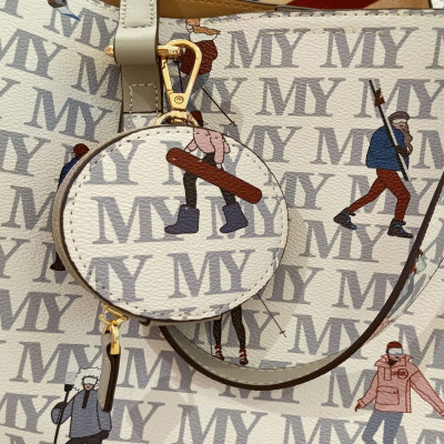 ‎ شنطة نسائية بتصميم عصري بلون أبيض