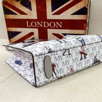 ‎ شنطة نسائية بتصميم عصري بلون أبيض