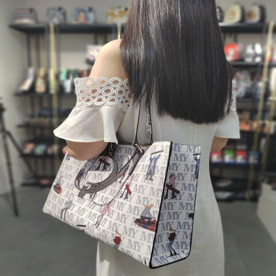 ‎ شنطة نسائية بتصميم عصري بلون أبيض