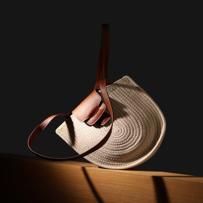 ‎ شنطة نسائية بتصميم أنيق بلون بيج