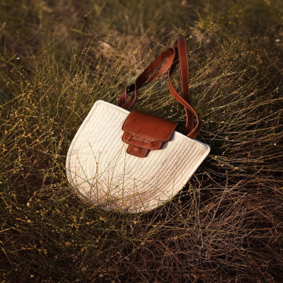 ‎ شنطة نسائية بتصميم أنيق بلون بيج