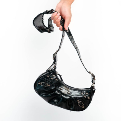 ‎ شنطة نسائية أنيقة بلون أسود